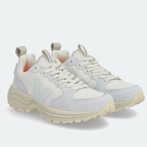 EUC Veja Venturi Leather Sneaker